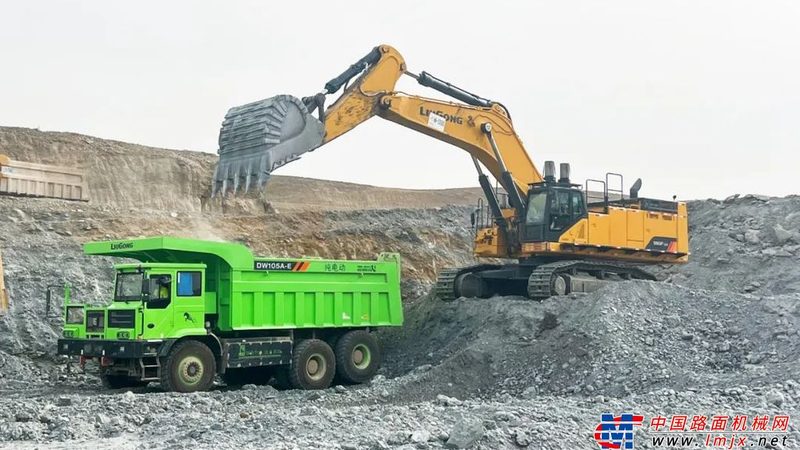 路面摊铺设备报价差异背后藏着哪些门道